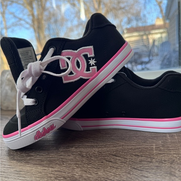 GIRLS' DC LITTLE KID & BIG Kid  SNEAKERS size 1.5 never worn - Picture 4 of 6